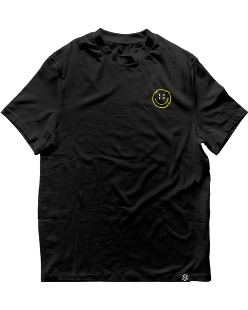 Mockup von vorne vom "Distorted Smile" oversized Raver T-Shirt für Festival in schwarz, mit neon gelben Smily Aufdruck auf der Brust